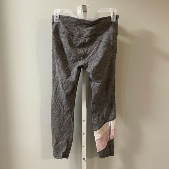 Gap Fit Gray Cropped Workout Leggings - Picture 2 of 3